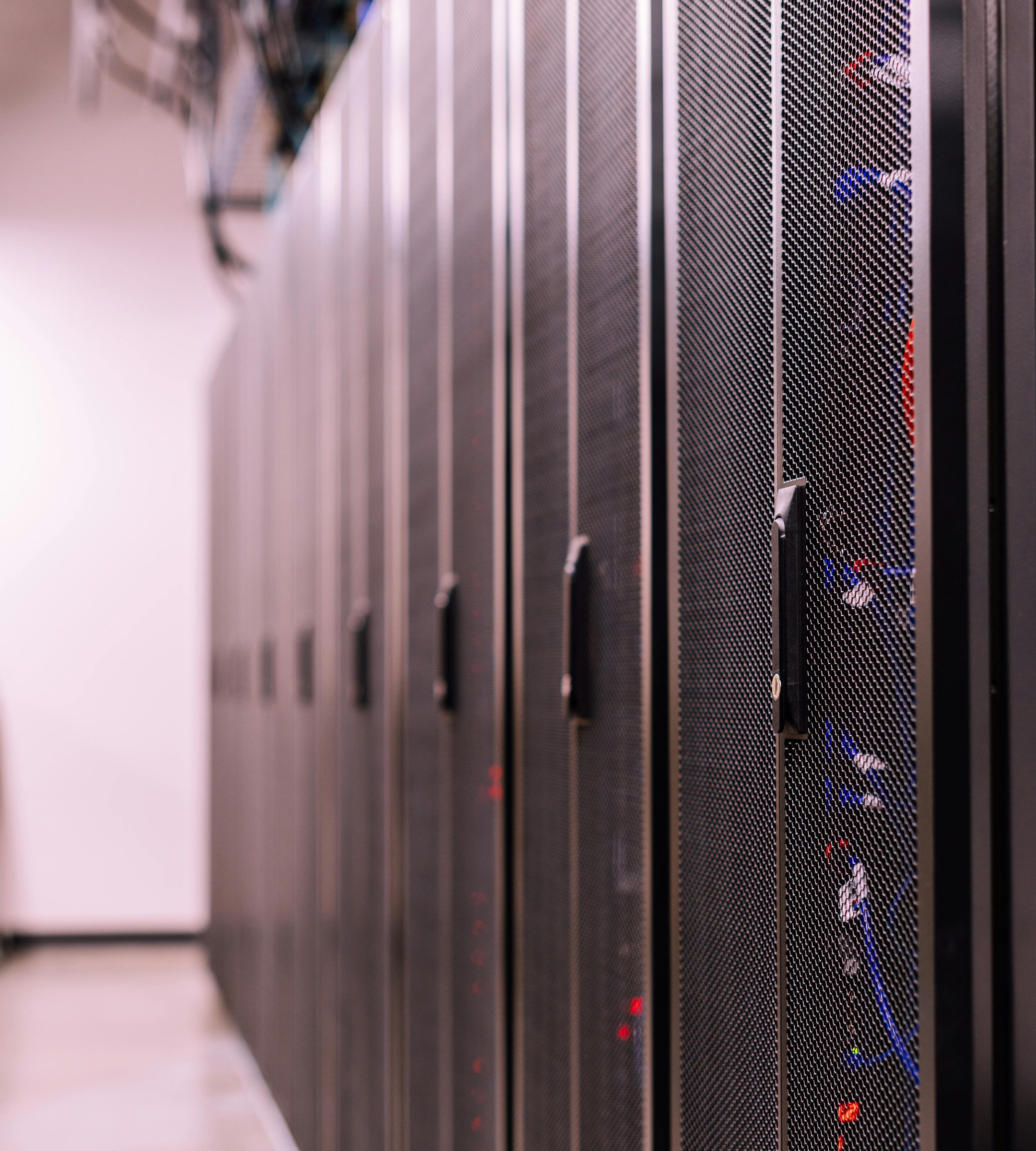 Allée de baies serveurs en datacenter