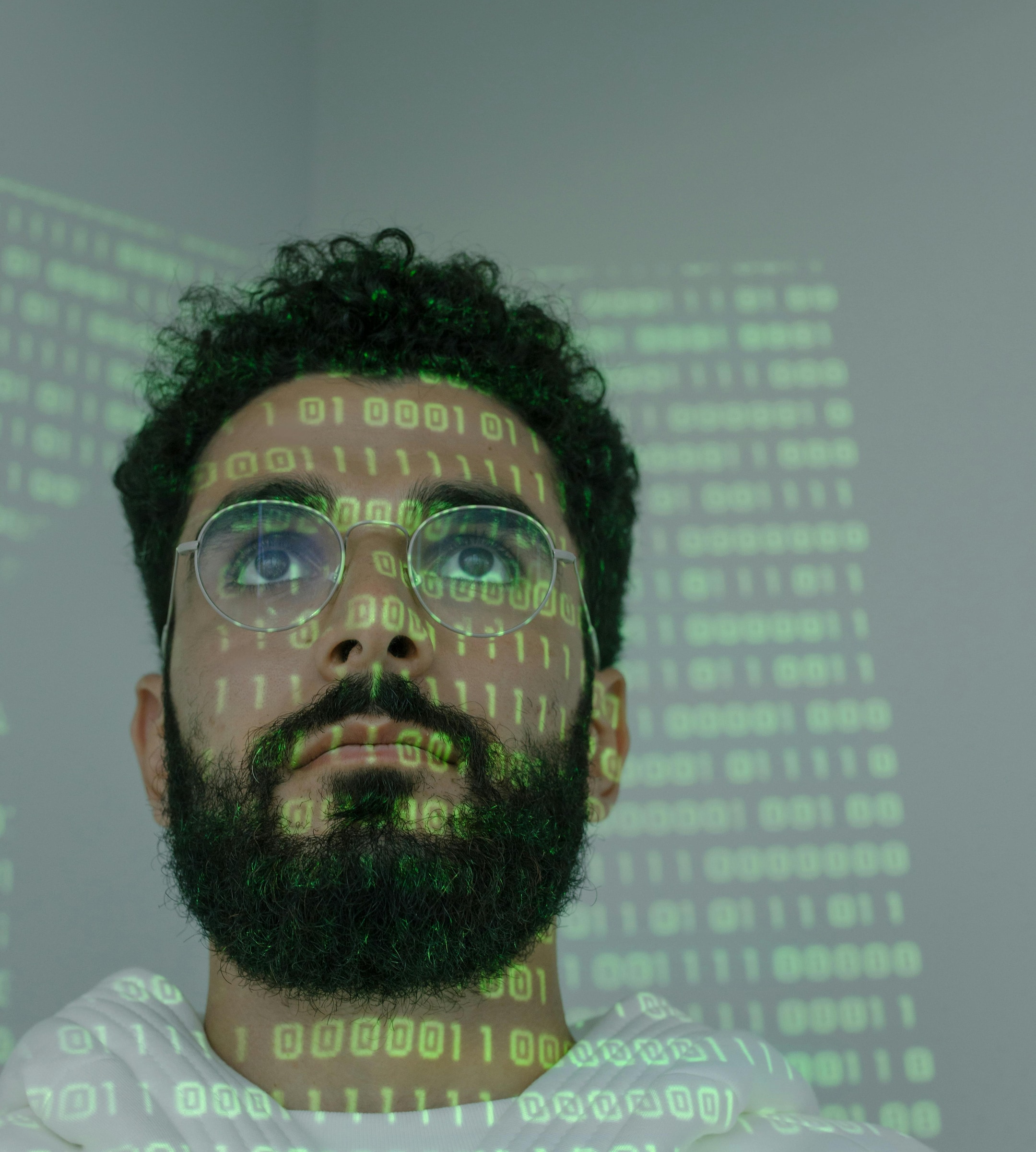 Portrait avec projection binaire — cybersécurité